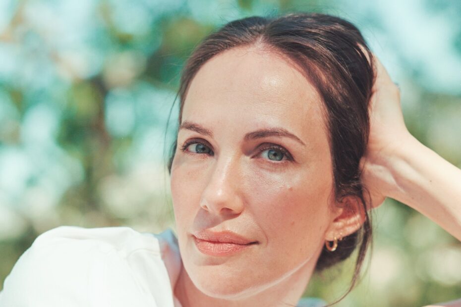 **Kate Siegel Lança a Productora Legitimate Pictures e Define Estreia como Diretora com "Method"** Kate Siegel dá um passo audacioso e estreia como diretora com o intrigante 'Method' na nova produtora Legitimate Pictures