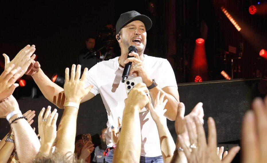 **Luke Bryan é atingido durante show em Dakota do Norte** Luke Bryan leva golpe no rosto durante show e fãs reagem