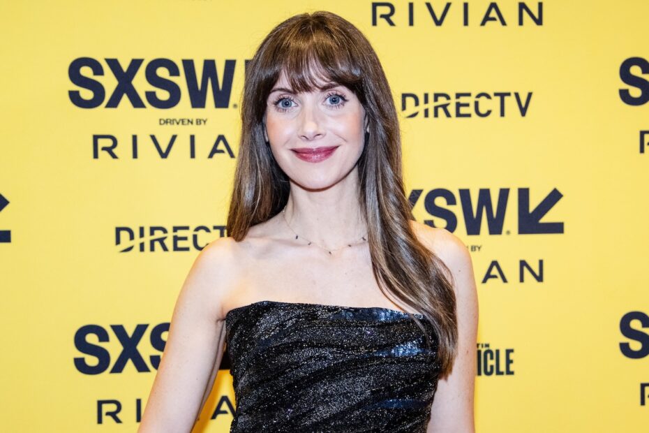 **Alison Brie Estrela em Piloto de Proteção de Testemunha da FX** Novos Atores Chegam a Projetos Empolgantes e Promissores