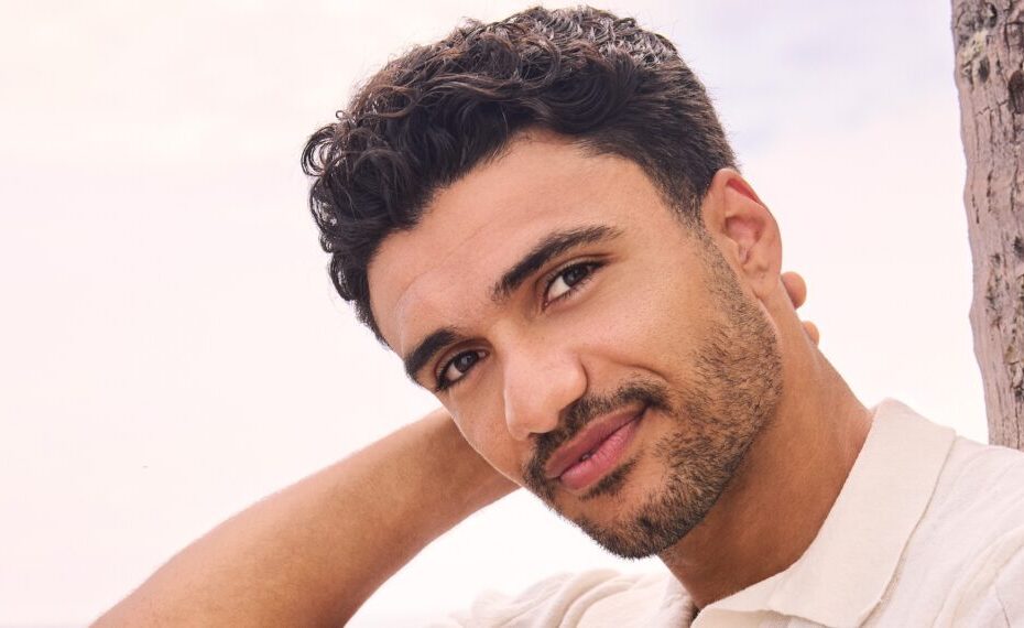 **A Hesitação de Jonathon Johnson em Aceitar o Rosa de April Kirkwood em "Bachelor in Paradise"** O dilema de Jonathon: aceitar ou recusar o afeto de April?