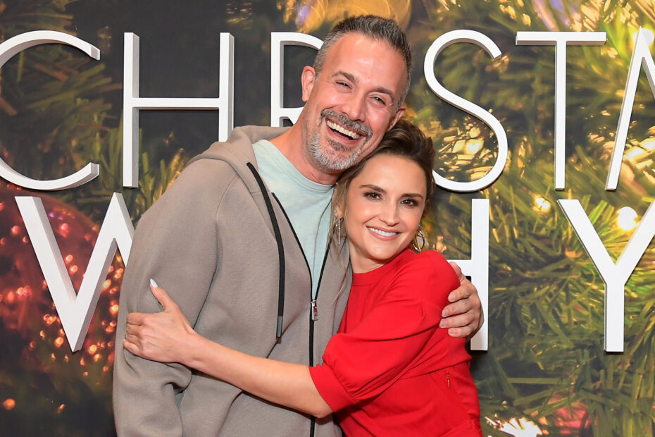 **Freddie Prinze Jr. e Rachael Leigh Cook se Reúnem em 'The Christmas Affair'** Reencontro Aconchegante: Freddie Prinze Jr. Fala Sobre a Química com Rachael Leigh Cook em O Natal Perfeito