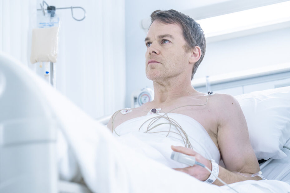 A nova temporada de "Dexter: New Blood" está repleta de surpresas e reviravoltas que prometem agradar os fãs antigos e novos. O episódio de estreia, que foi ao ar em 7 de novembro de 2021, introduz vários personagens icônicos da série original que deixaram uma marca na narrativa. Reencontros Surpreendentes Marcam Retorno de Dexter