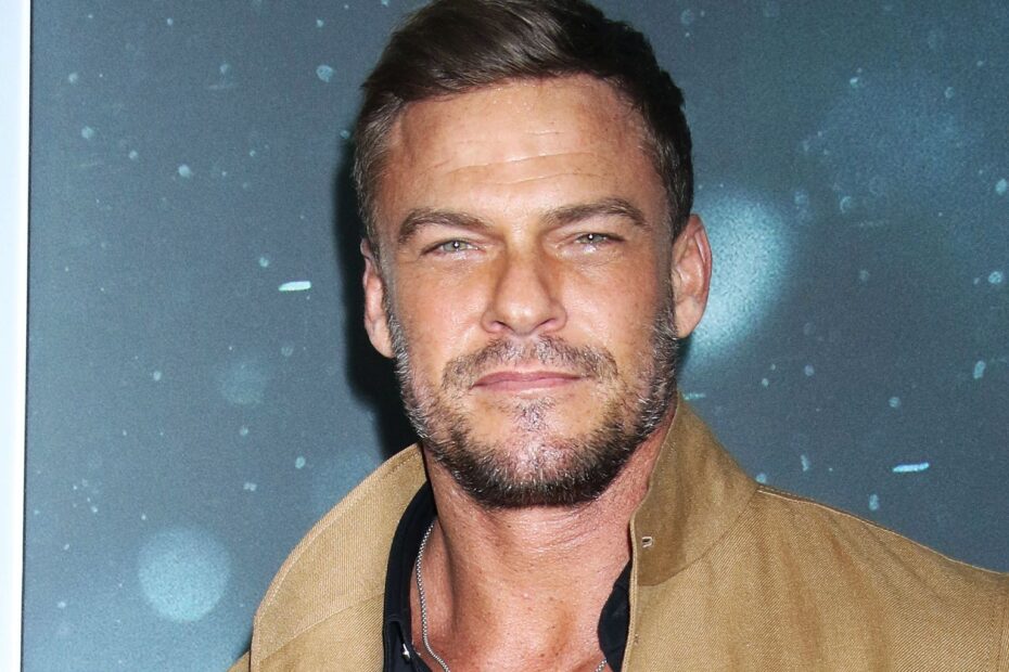 **Alan Ritchson e os Rumores de Batman** Alan Ritchson: O Futuro como Batman na DC é uma Possibilidade?