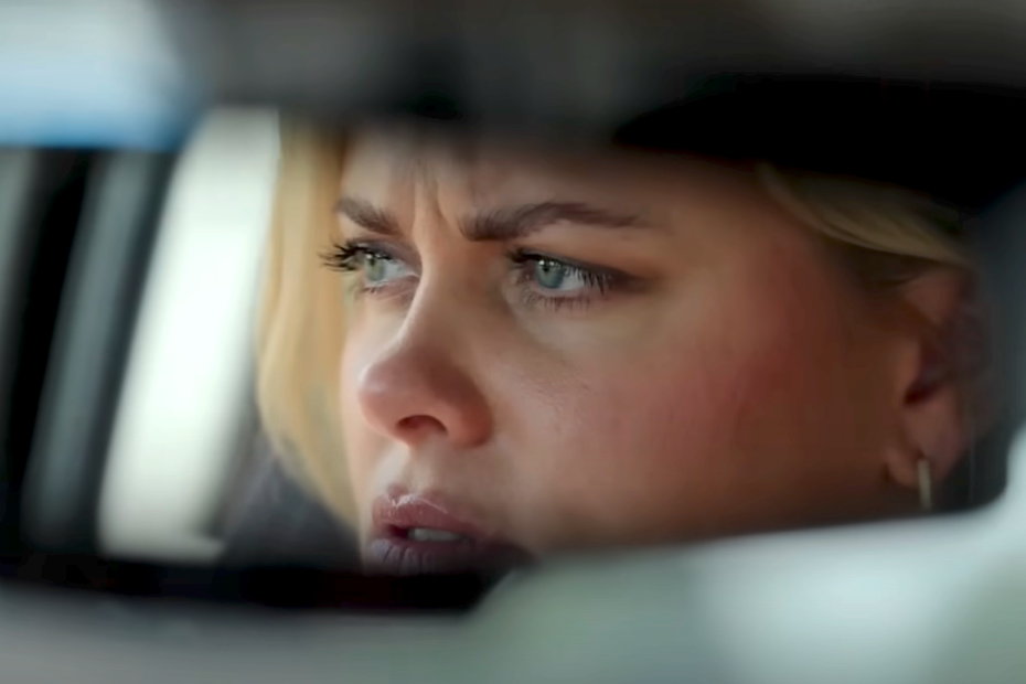 A Netflix está prestes a lançar um novo filme que promete trazer um mix de amor, drama e, claro, algumas reviravoltas emocionantes. "Love, Con, Revenge" estreia no dia 23 de novembro e traz uma narrativa inspirada em eventos reais, que se entrelaçam de maneira interessante. O longa é descrito como uma comédia romântica que apresenta um toque de vingança. Amor e Enganos: A Nova Série que Revela Fraudes Românticas