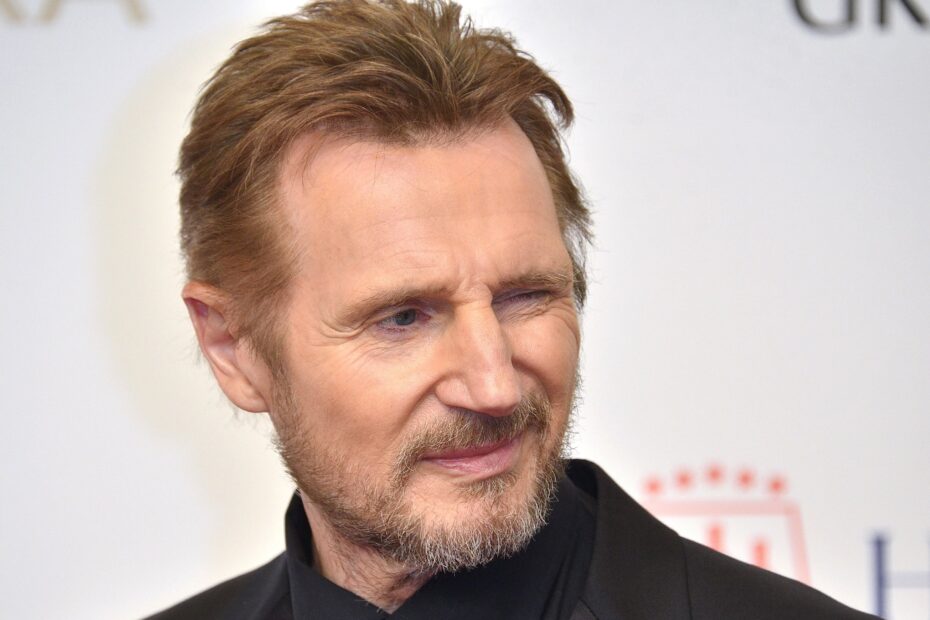 **Liam Neeson brilha em 'The Naked Gun'** Liam Neeson ressurge em grande estilo com 'The Naked Gun'