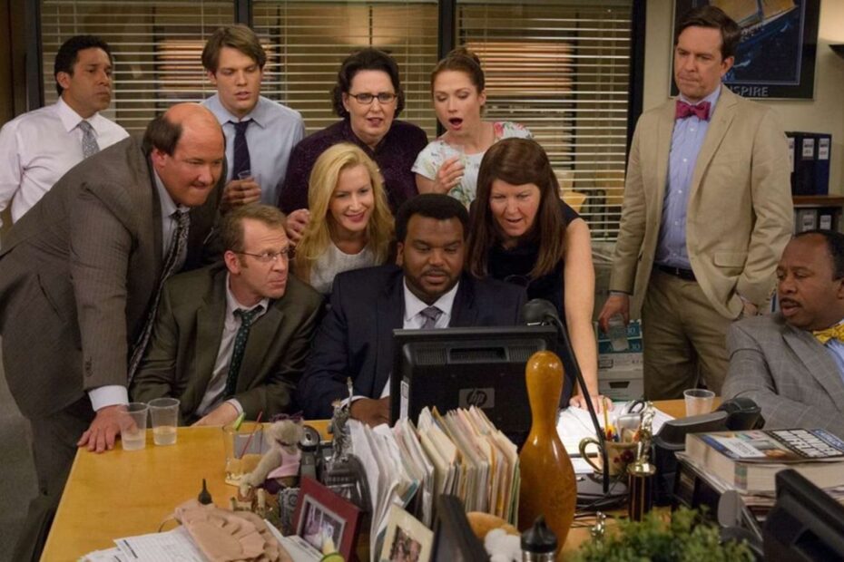 **Oscar Martinez retorna em novo spinoff de The Office** Oscar Martinez volta em 'The Paper': novos mistérios à vista!