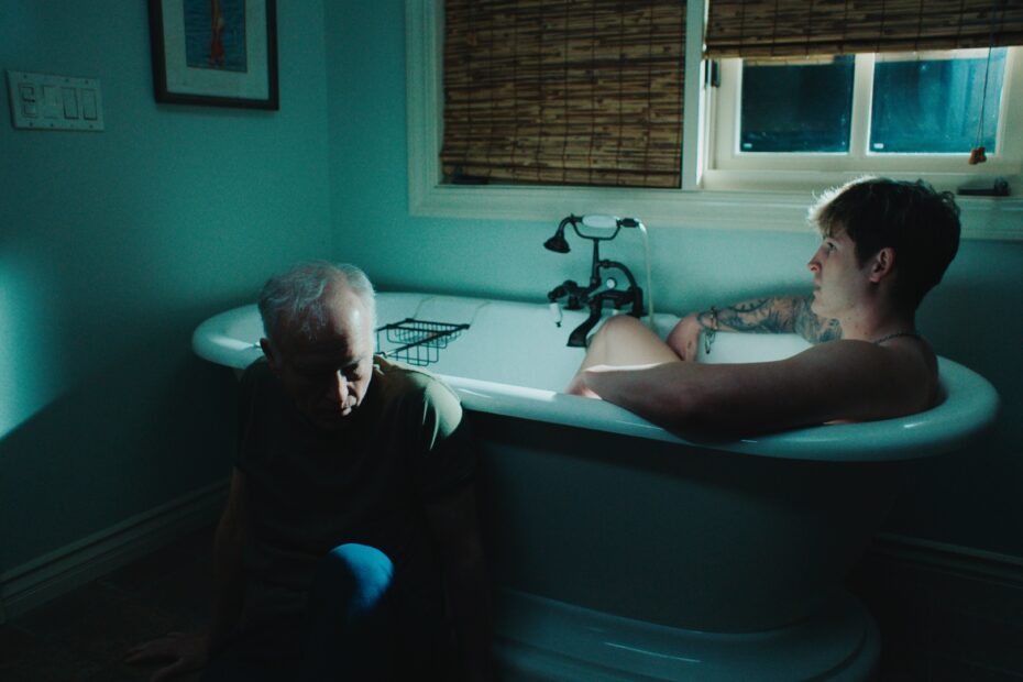 **Blue Film: Uma Análise Provocativa** Um Encontro Não Convencional: Kieron Moore Brilha Como Escort em Filme Provocante de Elliott Tuttle