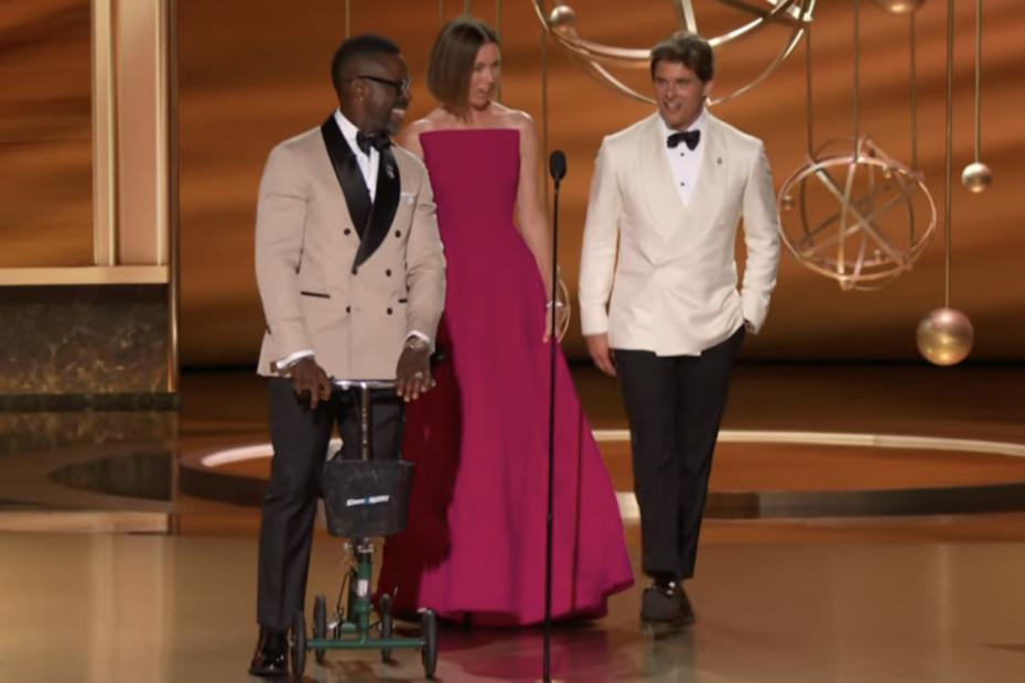 Sterling K. Brown, conhecido por seu trabalho em "This Is Us", fez uma aparição inesperada no Emmy deste ano, utilizando muletas. Ele saiu de casa em Los Angeles e rapidamente foi visto caminhando em direção ao evento, demonstrando uma atitude descontraída e amistosa, apesar das muletas que o acompanhavam. A descontraída cicatriz da fama de Sterling K. Brown no Emmy