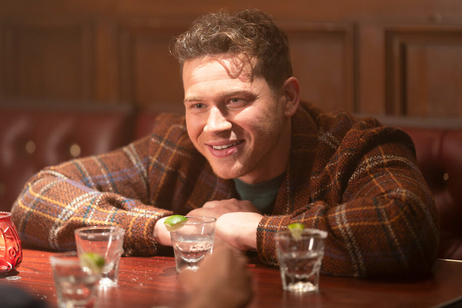 **Oliver Stark e a Bisexualidade de Buck na Temporada 9 de 9-1-1** Buck em 9-1-1: Um Mergulho na Bisexualidade e Seus Desafios
