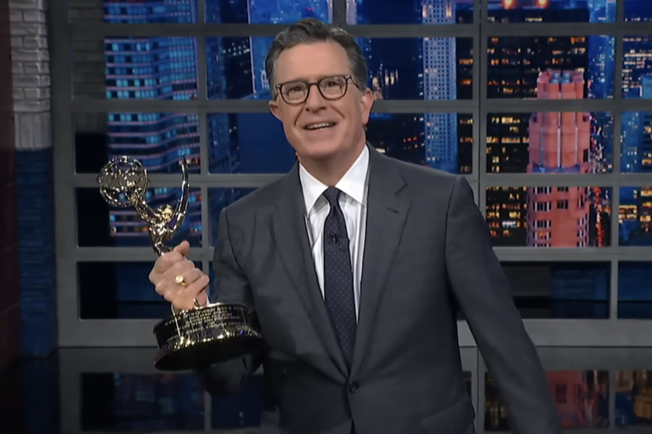 Stephen Colbert, renomado apresentador do programa "The Late Show", aproveitou a recente cerimônia do Emmy para criticar diretamente o ex-presidente Donald Trump. Durante sua apresentação, Colbert fez um discurso incisivo que abordou as controvérsias e os problemas que cercam Trump, destacando a importância da responsabilidade e da verdade. Colbert provoca Trump após conquista no Emmy
