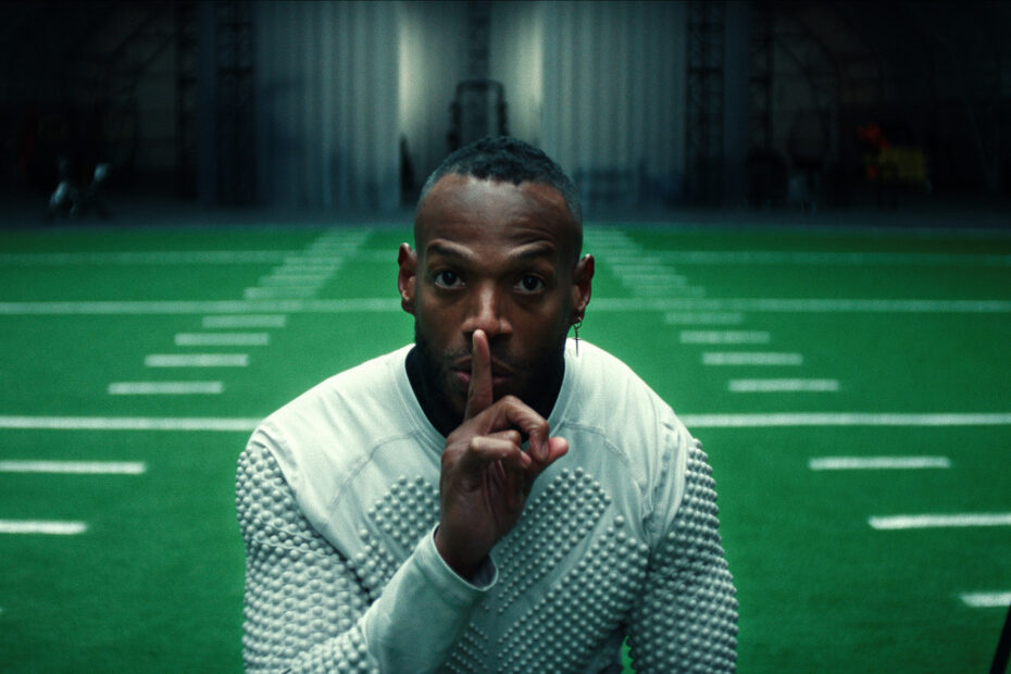 **Him: Uma Análise do Terror Esportivo Com Marlon Wayans** Marlon Wayans Arrasa em Filme de Terror Esportivo Surpreendente