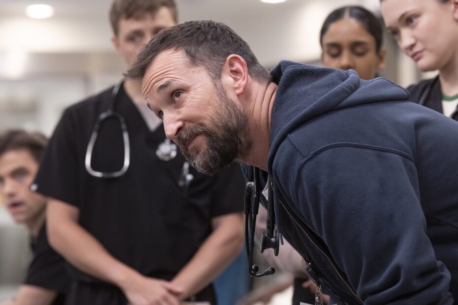 Noah Wyle, conhecido por seu papel emblemático na série "ER" (Plantão Médico), está retornando à telinha com uma performance que promete emocionar. Wyle foi indicado ao Emmy por sua atuação em "The Pitt", uma minissérie que explora os desafios e as realidades da vida urbana, destacando a luta cotidiana dos seus personagens. Noah Wyle brilha em noite de premiação na HBO Max