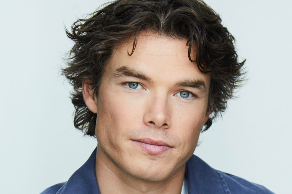 **Sam Corlett Integrará Elenco de Nova Série da Hulu sobre Futebol** Sam Corlett Entra em Campo: Novo Papel em Série da Hulu Sobre o Mundo da NFL