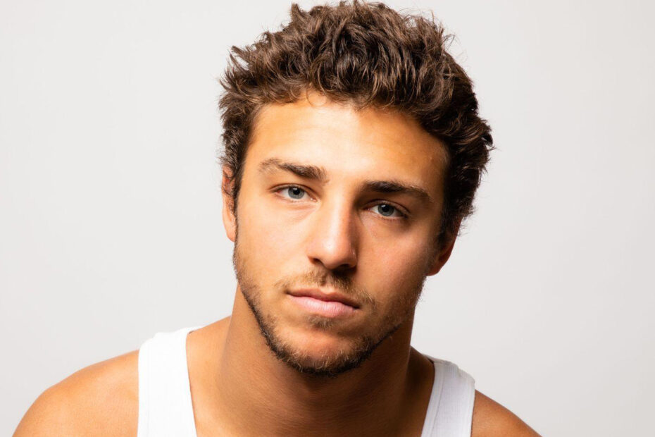 Tanner Zagarino: O Novo Protagonista da Série da Hulu Que Promete Revolucionar o Futebol Americano