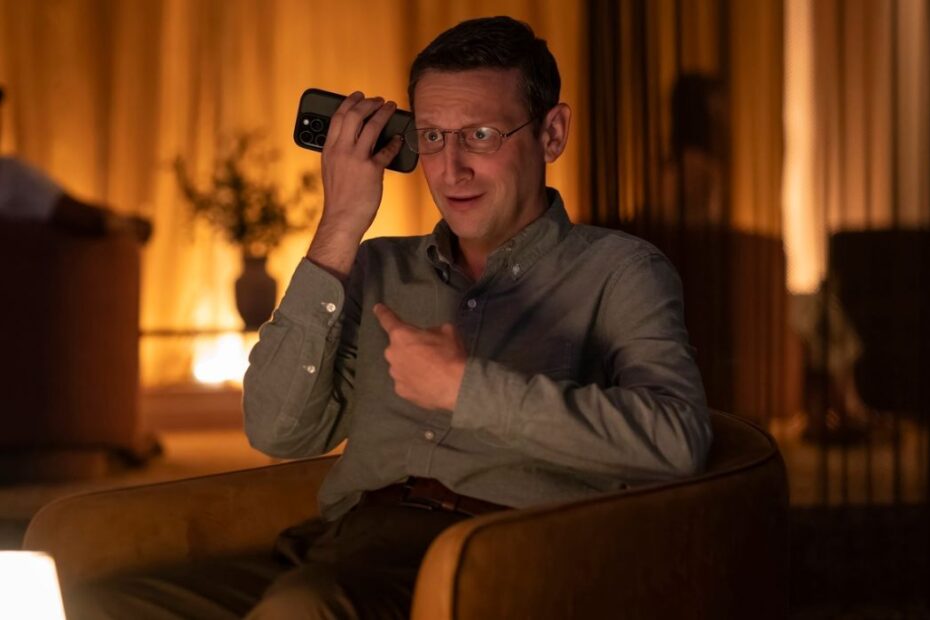 **HBO Anuncia a Data de Lançamento de "The Chair Company" de Tim Robinson** Tim Robinson desvela as peculiaridades de "The Chair Company"