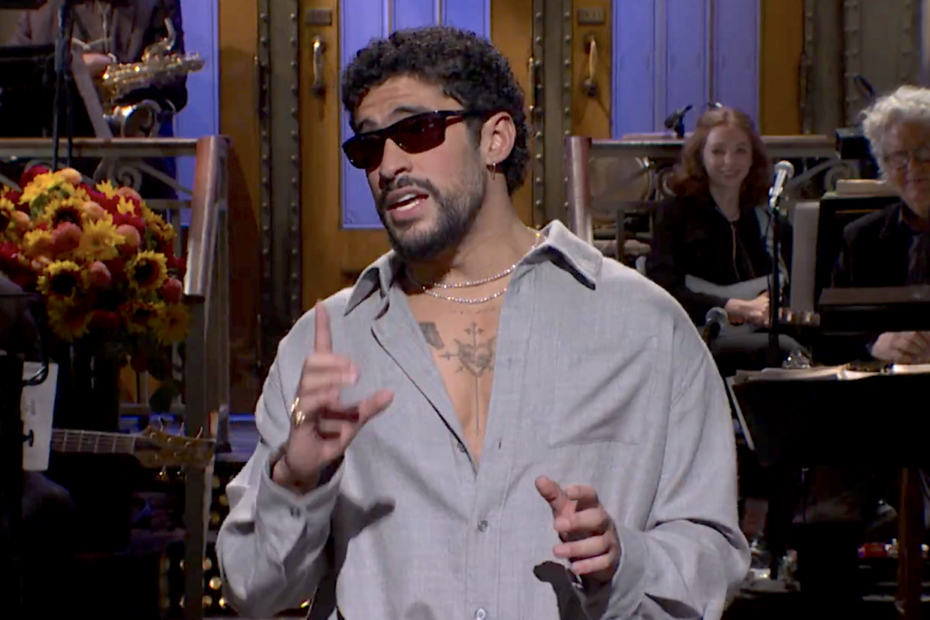 Neste último episódio do programa de comédia satírico "Saturday Night Live" (SNL), transmitido no último dia 26 de novembro, o cantor Bad Bunny fez sua estreia como apresentador. Durante seu monólogo, ele brincou sobre sua experiência como anfitrião, ressaltando que, como alguém que fala espanhol, estava um pouco inseguro, uma vez que "a maioria das pessoas aqui não entende nada do que estou dizendo." Essa introdução leve foi recebida com risadas pelo público. Bad Bunny: Humor e Mensagem no SNL para seus Fãs