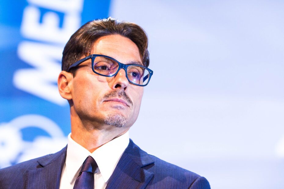 Ministro da Cultura da Alemanha Apela a Berlusconi sobre o Futuro da ProSiebenSat.1 Berlusconi Promete Transformar ProSieben e Ministro Alemão Exige Compromissos em Meio à Reestruturação do Setor de Mídia