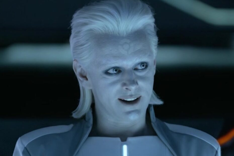 Onde Está Castor em Tron: Ares? Michael Sheen Tem uma Ideia Castor pode retornar como artista em novo filme de Tron