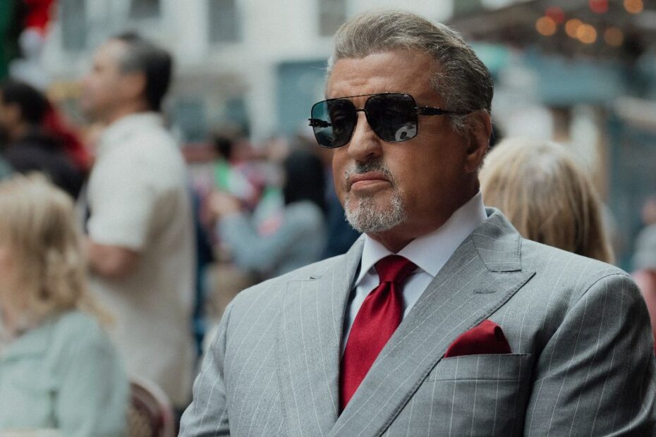 Sylvester Stallone Defende 'Demolition Man': Um Clássico dos Anos 90 que Continua Relevante Demolition Man: Stallone e a Profecia do Futuro Distante