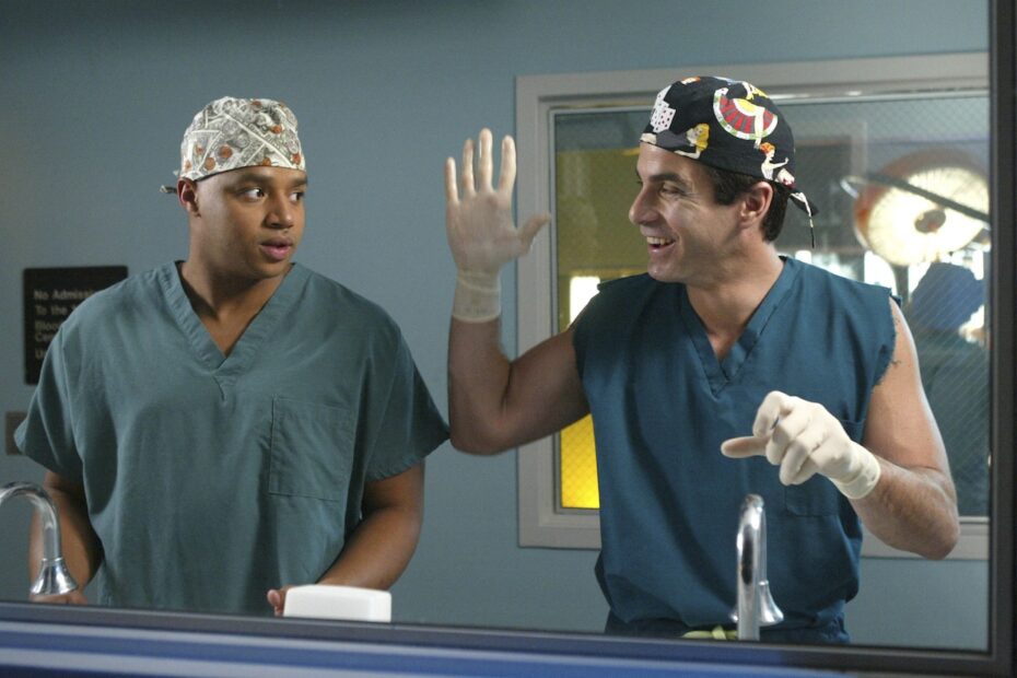 **Reboot de Scrubs Ganha Novos Nomes e Reforços do Elenco** Revista "Scrubs" traz novidades e reencontros no elenco