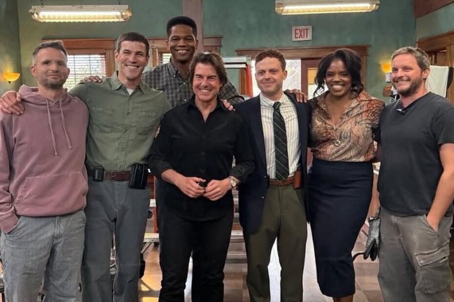 Tom Cruise Faz Visita Surpresa ao Set de "NCIS: Origins" Tom Cruise surpreende em visita ao set de NCIS: Origins