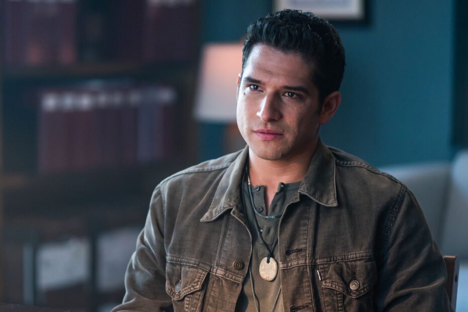 Tyler Posey Enfrenta Desafios em "Murder In A Small Town": Sneak Peek Exclusivo Tyler Posey em apuros: Mistério em cidade pequena!
