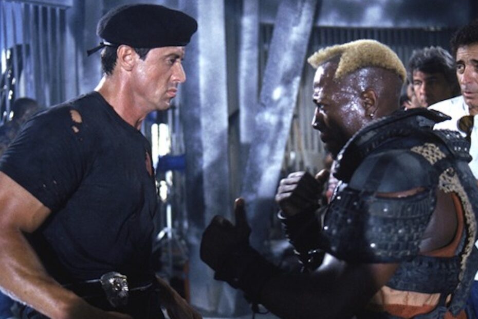 Sylvester Stallone Usou Armadura para que Wesley Snipes P pudesse “Realmente Atacar” em Demolition Man A armadura de Stallone e o combate épico com Snipes