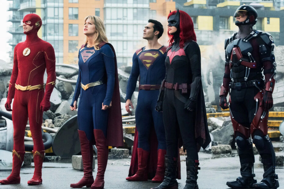 Crisis on Infinite Earths: Como Assistir ao Crossover do Arrowverse na Ordem Certa Crossover épico do Arrowverse em Crise nas Infinitas Terras