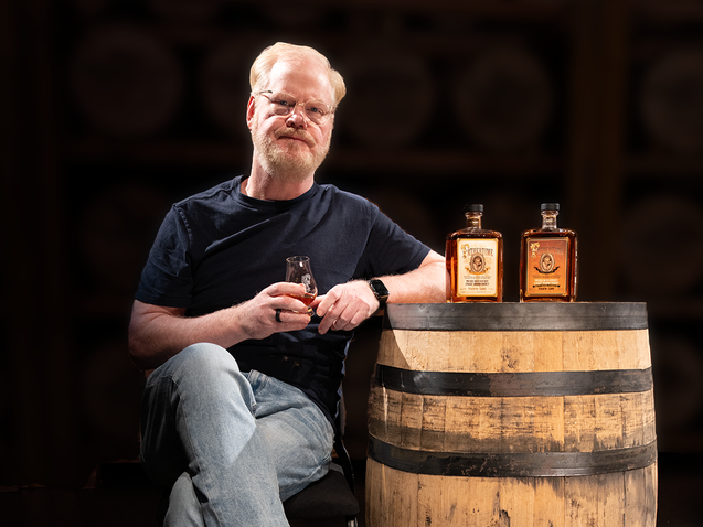 Jim Gaffigan Lança 'Live From Old Forester: The Bourbon Set' e Faz História no Mundo do Whisky Jim Gaffigan Mergulha no Mundo do Bourbon com Seu Novo Stand-Up Exclusivo no YouTube