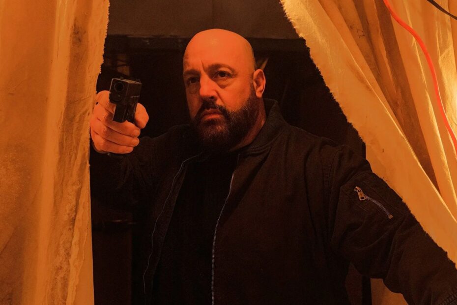 Kevin James Reinventa o Ação em Guns Up, Thriller que Conquista o Topo dos Streaming em 2025 Kevin James: a nova estrela de ação nas plataformas de streaming