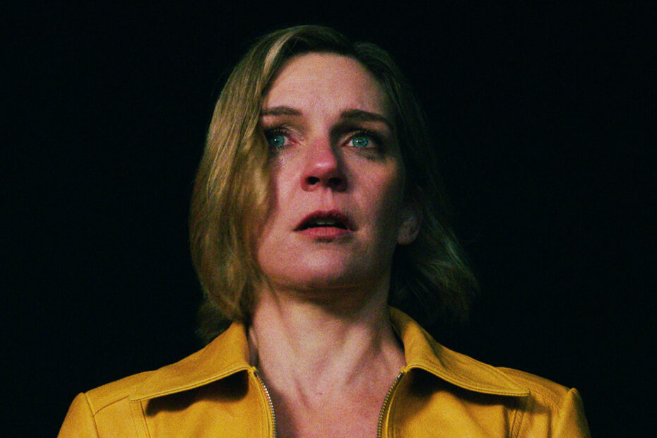 O Verdadeiro Motivo de Rhea Seehorn Ser uma Escritora de Romance em "Pluribus" Uma escritora de romances enfrenta um vírus alienígena