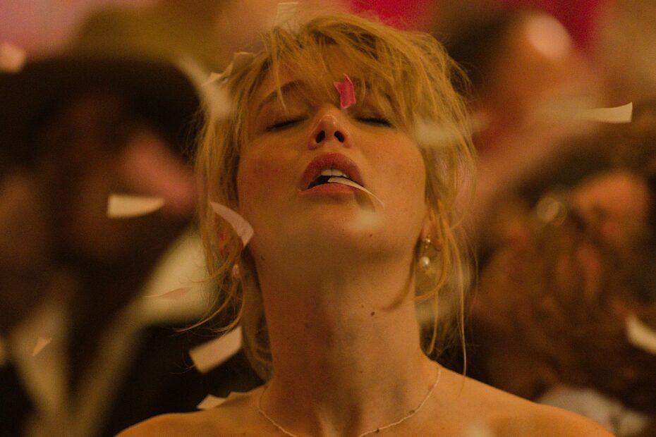 Jennifer Lawrence revela que fazer cenas íntimas com estranhos é mais confortável do que com amigos Jennifer Lawrence prefere cenas íntimas com desconhecidos