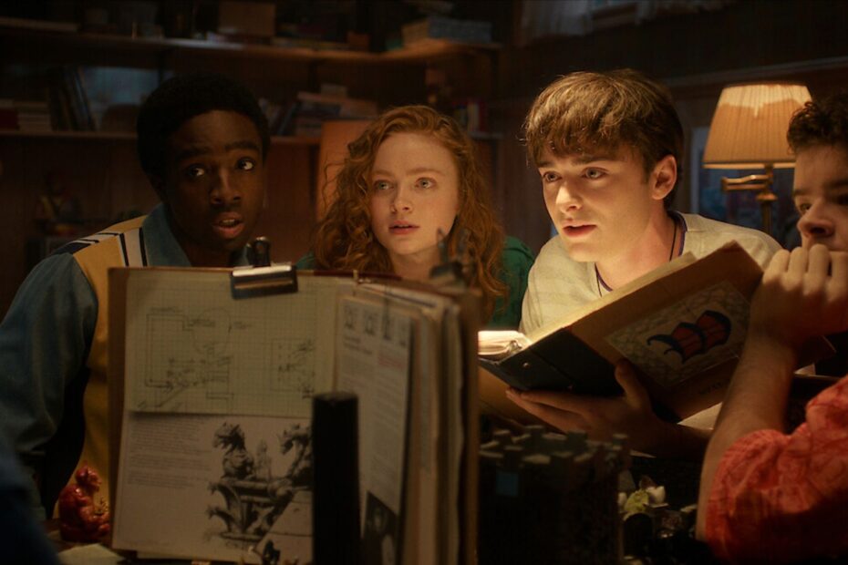 Diretora do Documentário de Stranger Things Aborda a Teoria ConformityGate: "Não Posso Confirmar Nem Negar Nada" Teorias em alta: Conformidade em 'Stranger Things' gera debates