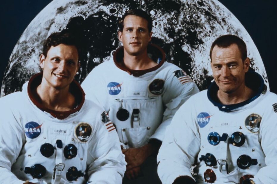 Antes de sua consagração em séries históricas da Segunda Guerra Mundial, Tom Hanks já havia entregado a HBO uma minissérie científica de altíssimo nível, que até hoje é lembrada pela sua fidelidade histórica e elenco estelar: a produção “From the Earth to the Moon”. A jornada épica da NASA contada em From the Earth to the Moon