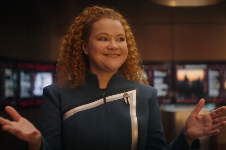 Star Trek: Starfleet Academy marca o retorno de Sylvia Tilly, interpretada por Mary Wiseman, que foi uma personagem central em Star Trek: Discovery. Ao longo de cinco temporadas, Tilly evoluiu de uma oficial inexperiente e insegura para uma professora confiante na Academia da Frota Estelar, mostrando seu crescimento pessoal e profissional. A nova Tilly brilha em Starfleet Academy com confiança e liderança