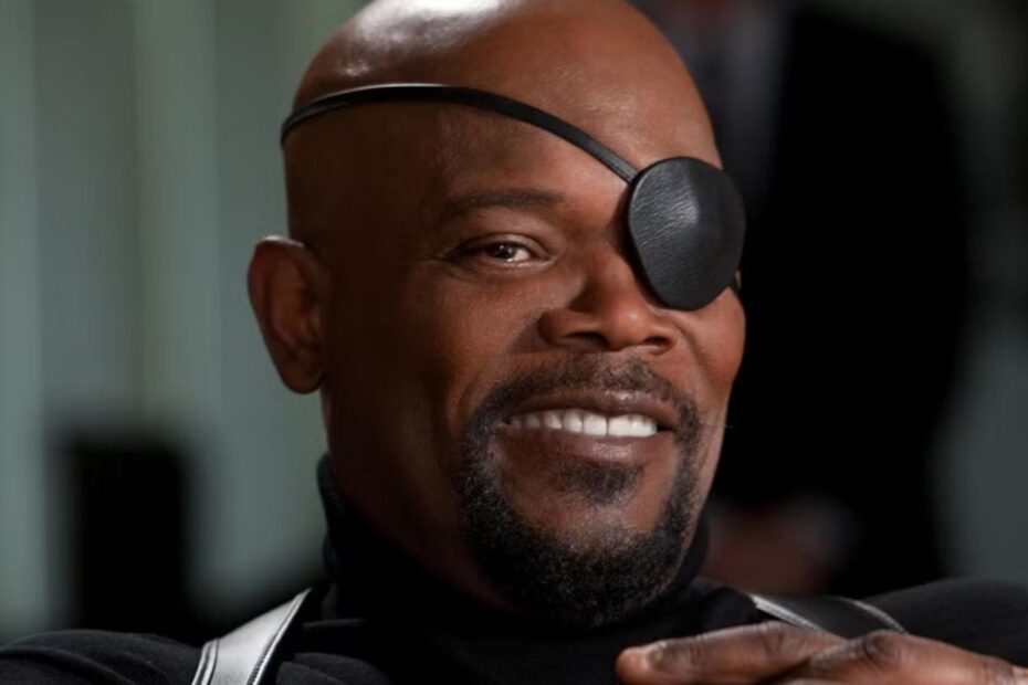 Samuel L. Jackson é um ícone do cinema e suas participações no Universo Cinematográfico Marvel (MCU) são memoráveis. Especialmente como Nick Fury, seu personagem carrega uma mistura singular de autoridade e carisma, que se destaca em diversos filmes. Vamos explorar as cinco melhores aparições de Samuel L. Jackson no MCU, destacando o que torna cada uma delas única e impactante. As melhores aparições de Samuel L. Jackson como Nick Fury no MCU