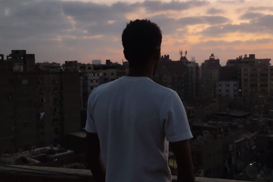 SAUDIS E SUDANESES SE UNEM EM BLUE CARD: UMA NOVA JORNADA NO CINEMA INTERNACIONAL Blue Card: Uma Luta Cinematográfica pela Voz dos Refugiados Sudanenses