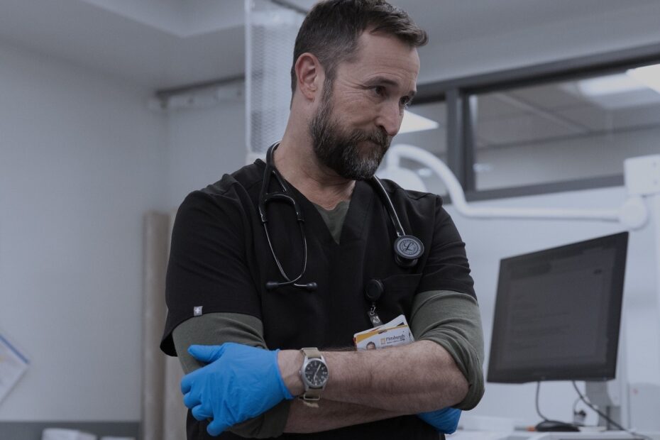 Noah Wyle Enfrenta Desafios ao Escrever e Dirigir em "The Pitt" Desafios de Noah Wyle na Solitária Criação em The Pitt