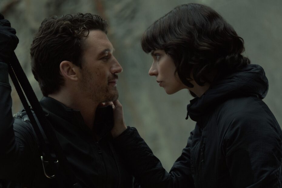 Apple TV's "The Gorge": Uma Nova Perspectiva no Horror-Romance que Deixou os Espectadores Divididos Entre o Amor e o Horror: "The Gorge" Deixa Expectativas em Suspense