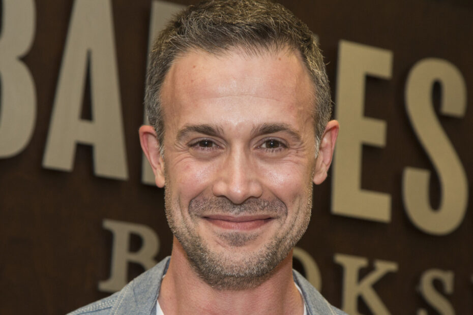 Freddie Prinze Jr. Revela Desafios e Decisões Difíceis Durante as Gravações de "24" Freddie Prinze Jr. revela desafios e queda na carreira após 24