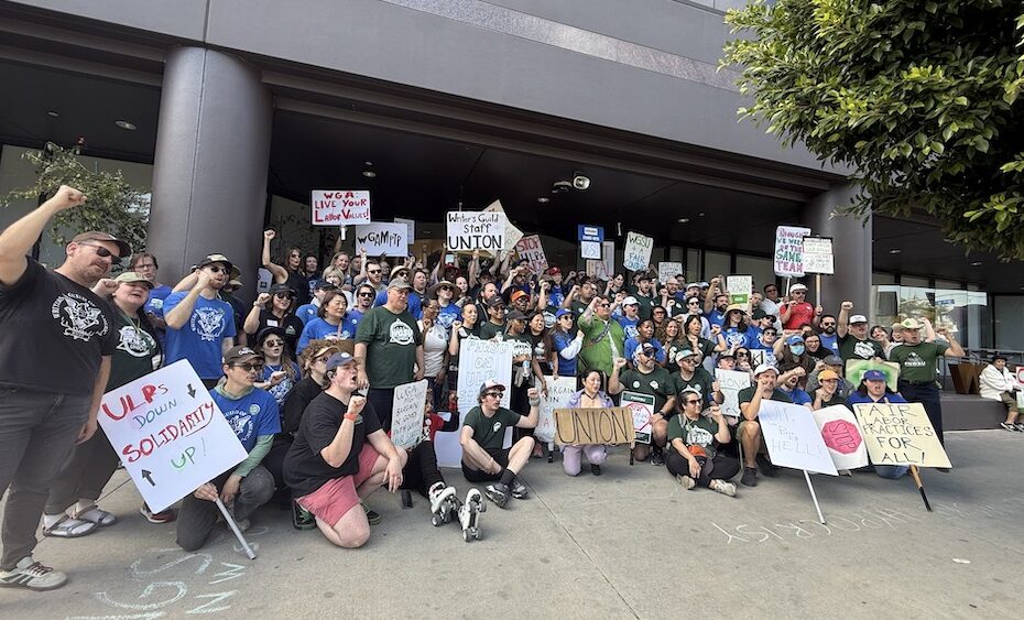 Writers Guild of America West (WGAW) em Luta: Funcionários Entram em Greve e Reforçam Mobilização Greve na Writers Guild: Escritores e Funcionários Lutam por Justiça e Salários Justos