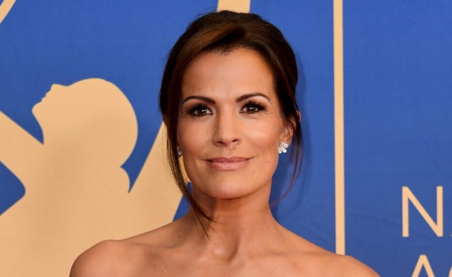 Melissa Claire Egan, estrela da novela The Young and the Restless, revelou em fevereiro de 2026 um diagnóstico importante: ela foi diagnosticada com doença arterial coronariana. Em uma publicação no Instagram, a atriz compartilhou que a descoberta aconteceu após exames de sangue e uma tomografia de cálcio no coração, que apontaram a presença de placa na artéria LAD, popularmente conhecida como “widow maker” (assassina silenciosa). Apesar do quadro ser leve e de origem genética, a situação é considerada rara para uma mulher de 44 anos. Melissa Claire Egan alerta sobre doença cardíaca em suas redes sociais