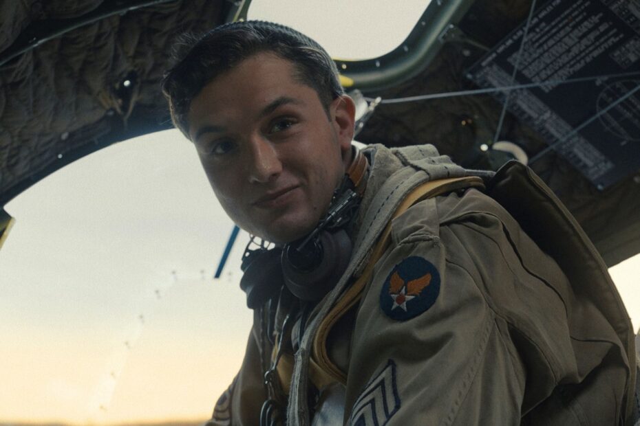 A nova série da Apple TV, "Masters of the Air", traz uma adaptação emocionante do best-seller de Donald L. Miller, "Masters of Air: How the Bomber Boys Broke Down the Nazi War Machine". A mini-série, que estreia em breve, promete não apenas entreter, mas também educar o público sobre as adversidades enfrentadas pelos pilotos da Segunda Guerra Mundial. Mergulhe na história dos heróis de Masters of the Air na Apple TV