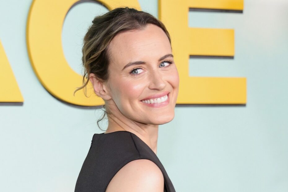 Taylor Schilling brilha em novo drama da NBC: "What the Dead Know" Novos Rumos na Televisão: Schilling e Segredos de Killing Eve