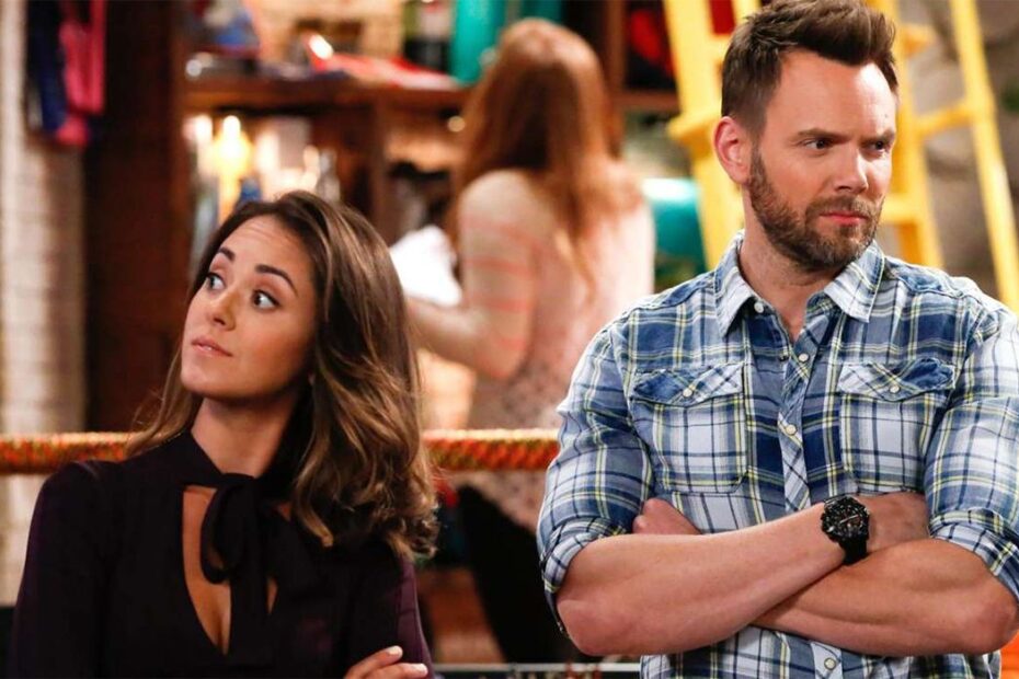 A polêmica série "The Great Indoors", estrelada por Joel McHale, estreou com grande expectativa em 2016 e rapidamente conquistou uma audiência de 8,8 milhões de espectadores, mas acabou cancelada após sua primeira temporada. O programa explorava a dinâmica entre um jornalista veterano e um grupo de millennials em um mundo rapidamente digitalizado, gerando debates sobre a percepção de diferentes gerações. O choque geracional em The Great Indoors e seu legado polêmico