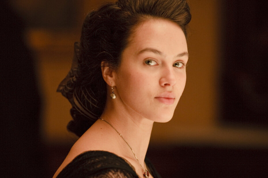 A Partida de Lady Sybil: O Porquê da Saída de Jessica Brown Findlay de Downton Abbey O Mistério da Saída de Lady Sybil em Downton Abbey