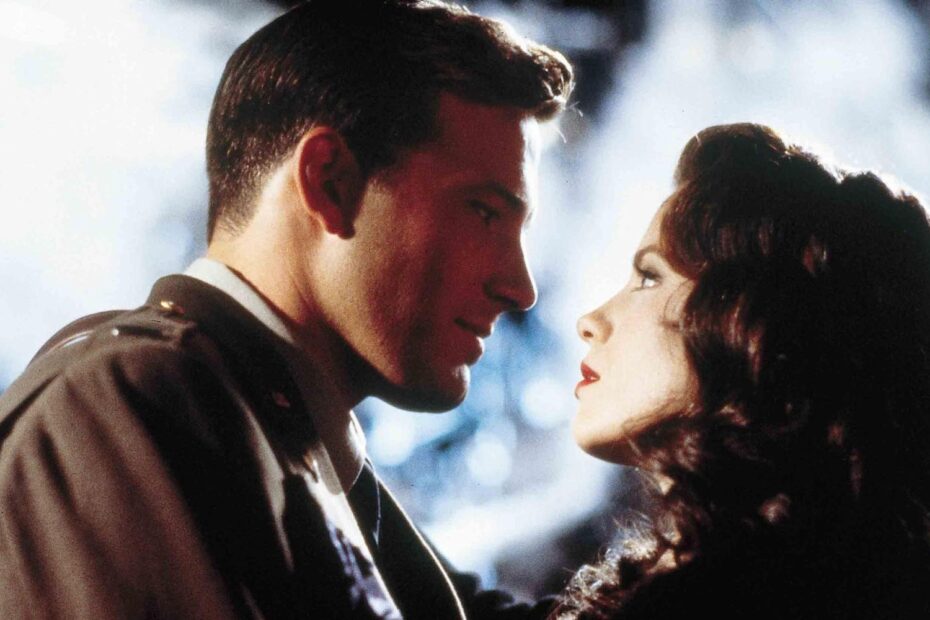 O épico de guerra e romance "Pearl Harbor", lançado em 2001, é uma obra que, mesmo com críticas mistas, continua a despertar interesse. Dirigido por Michael Bay, o filme é uma reinterpretação cinematográfica dos eventos que cercaram o ataque a Pearl Harbor durante a Segunda Guerra Mundial, entrelaçando a história real com uma narrativa fictícia sobre amor e amizade. Pearl Harbor chega ao streaming e revê amor em tempos de guerra
