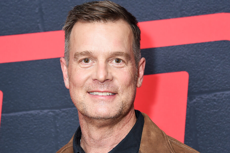 Peter Krause Se Junta ao Elenco do Piloto Protection da NBC Peter Krause retorna à NBC em Protection e promete emoções intensas