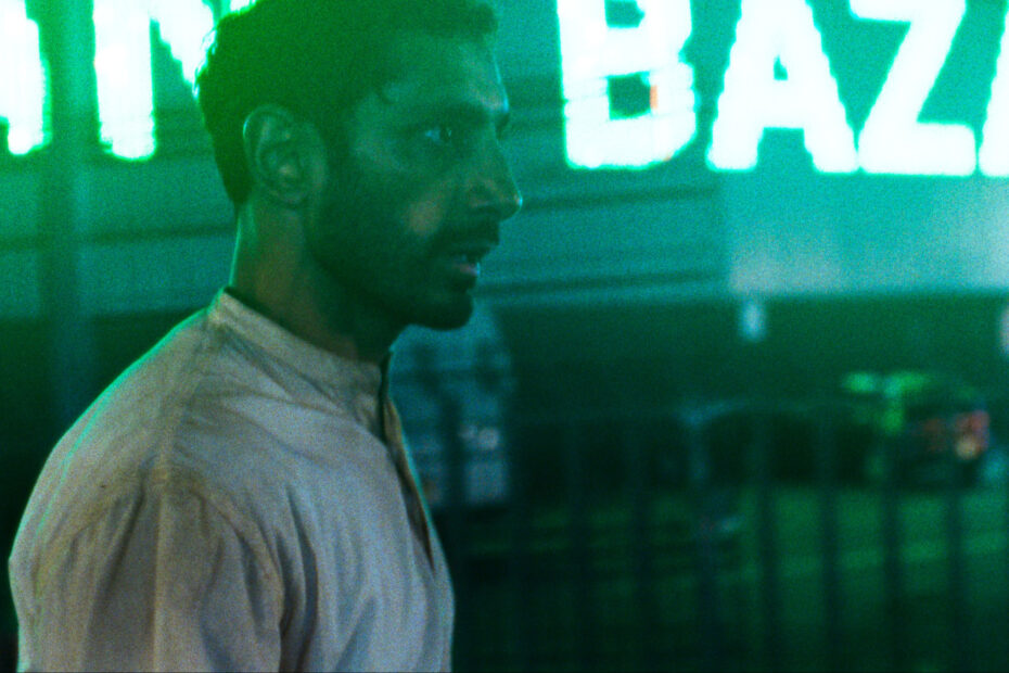 ‘Hamlet’: Riz Ahmed Brilha em Uma Adaptação Moderna do Clássico de Shakespeare Riz Ahmed assume o trono de Hamlet em uma ousada reinvenção cinematográfica