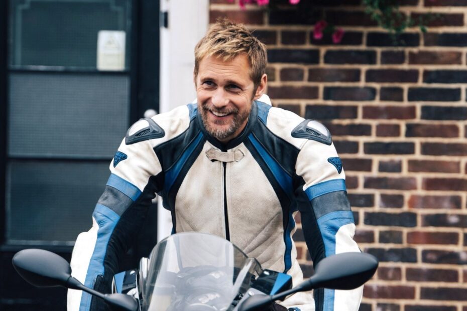 Skarsgård Encanta em 'Pillion': A Comédia Romântica do Ano